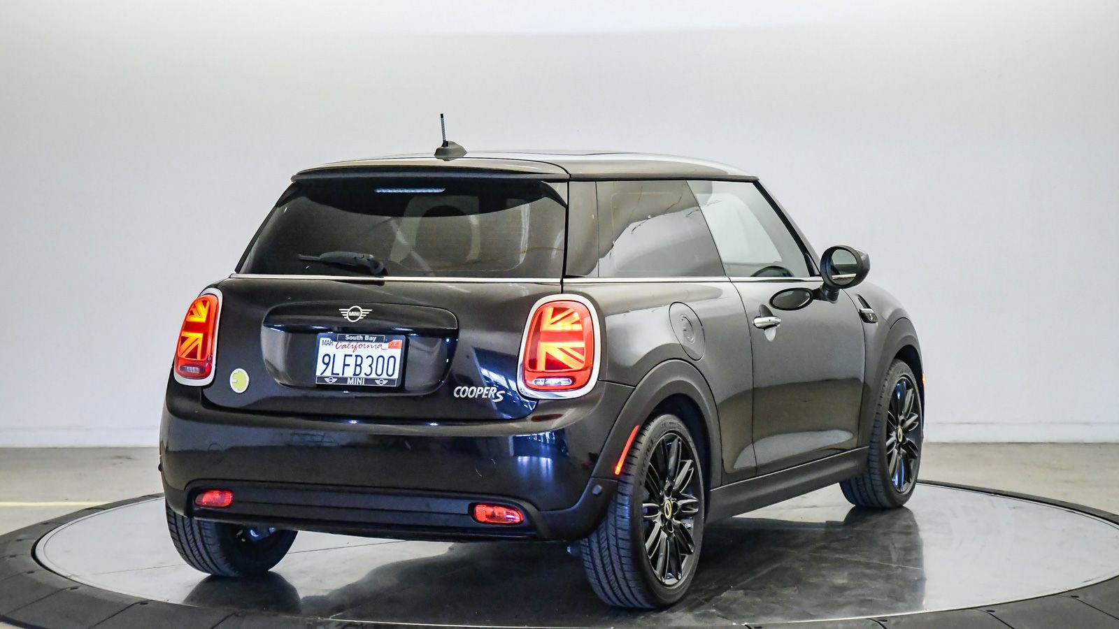 Certified 2024 MINI Cooper SE FWD image 4