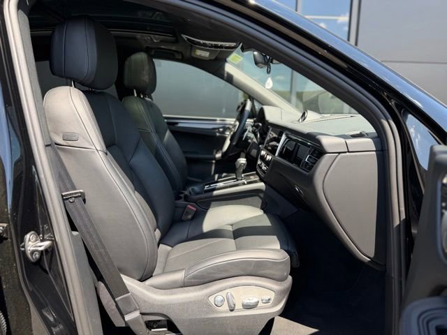 Used 2025 Porsche Macan AWD/4WD image 57