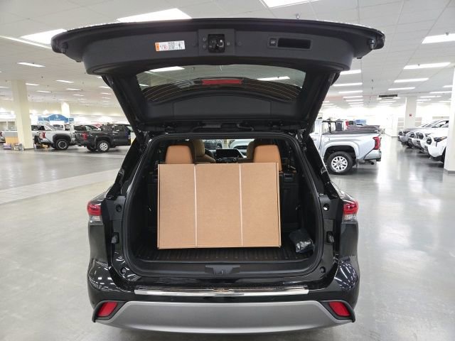 New 2026 Toyota Highlander Platinum image 15