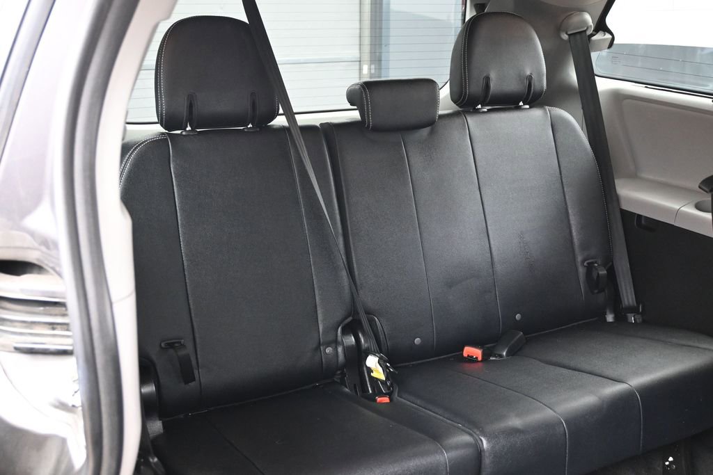Used 2018 Toyota Sienna SE FWD image 34