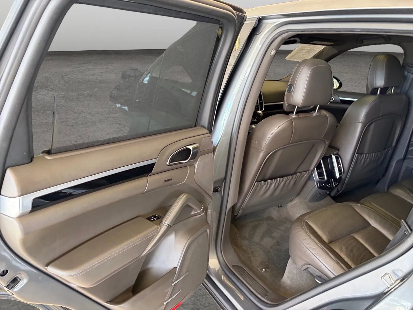 Used 2016 Porsche Cayenne w/ Premium Package Plus image 51