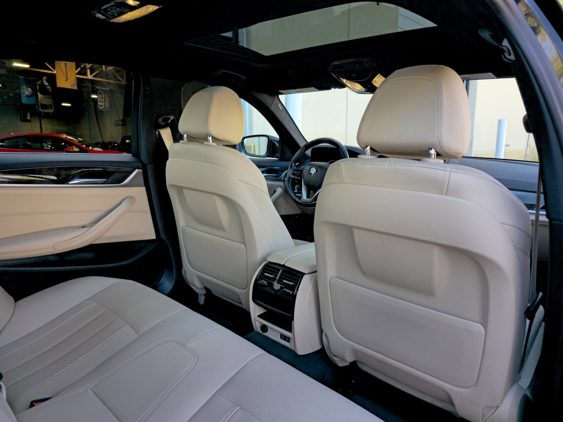 Used 2021 BMW 530e w/ Parking Assistance Package image 37