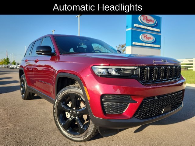 Used 2025 Jeep Grand Cherokee Altitude AWD/4WD image 14