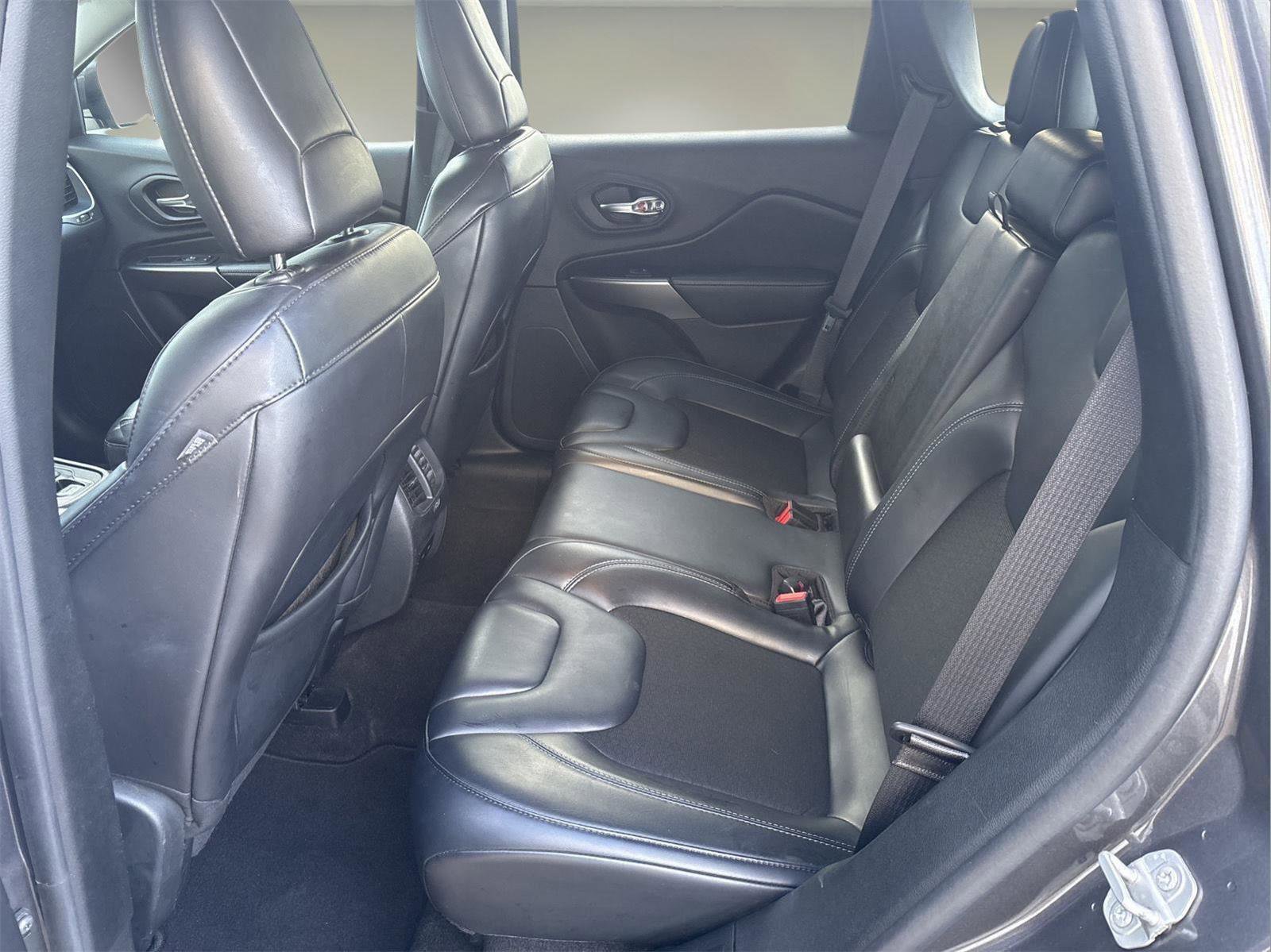 Used 2020 Jeep Cherokee Latitude Plus image 3