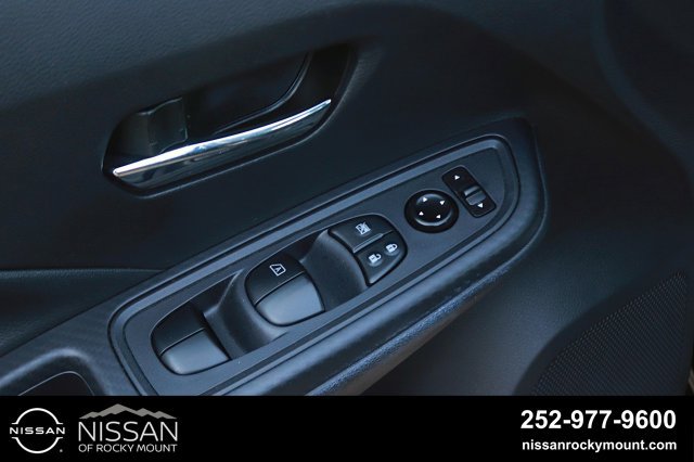 Used 2025 Nissan Versa SV FWD image 11