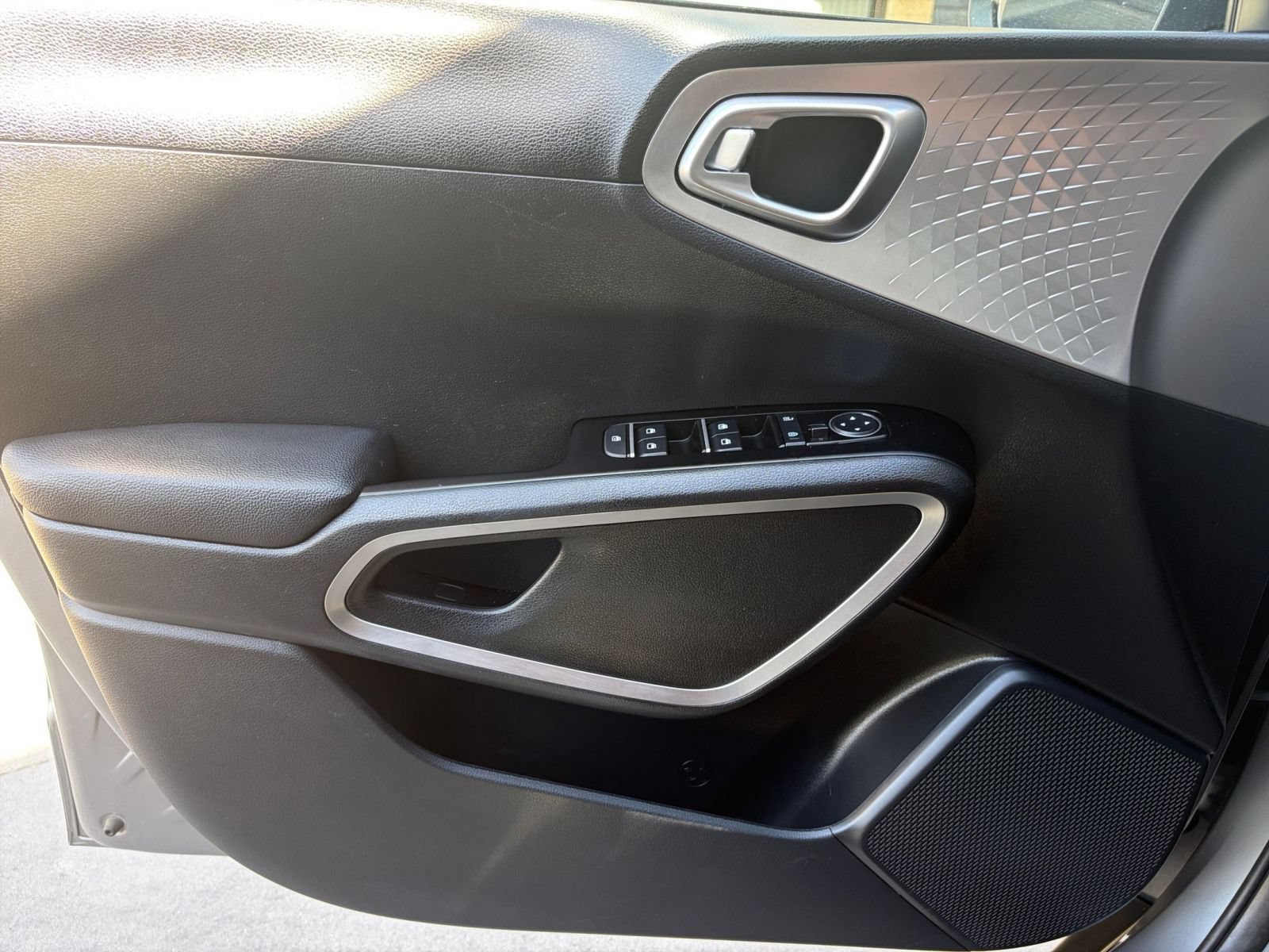 Used 2025 Kia Soul LX w/ LX Technology Package FWD image 21