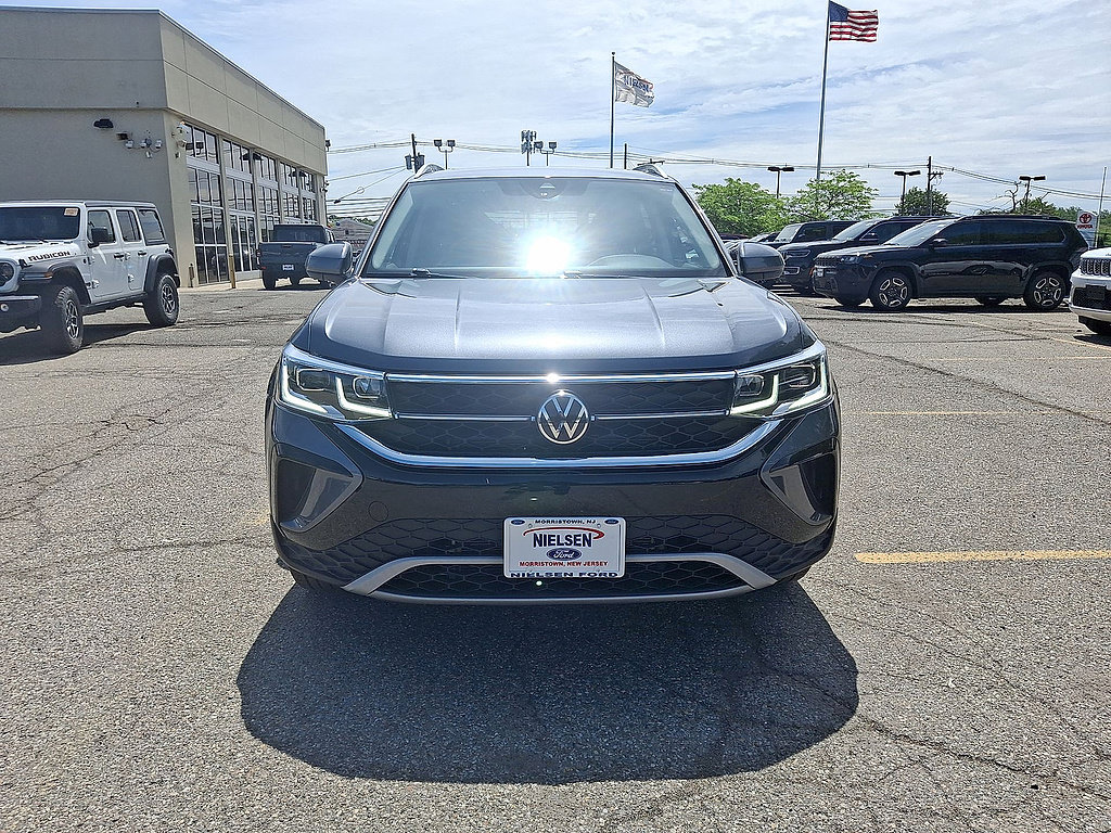 Used 2022 Volkswagen Taos SEL w/ Panoramic Sunroof Package AWD/4WD image 3