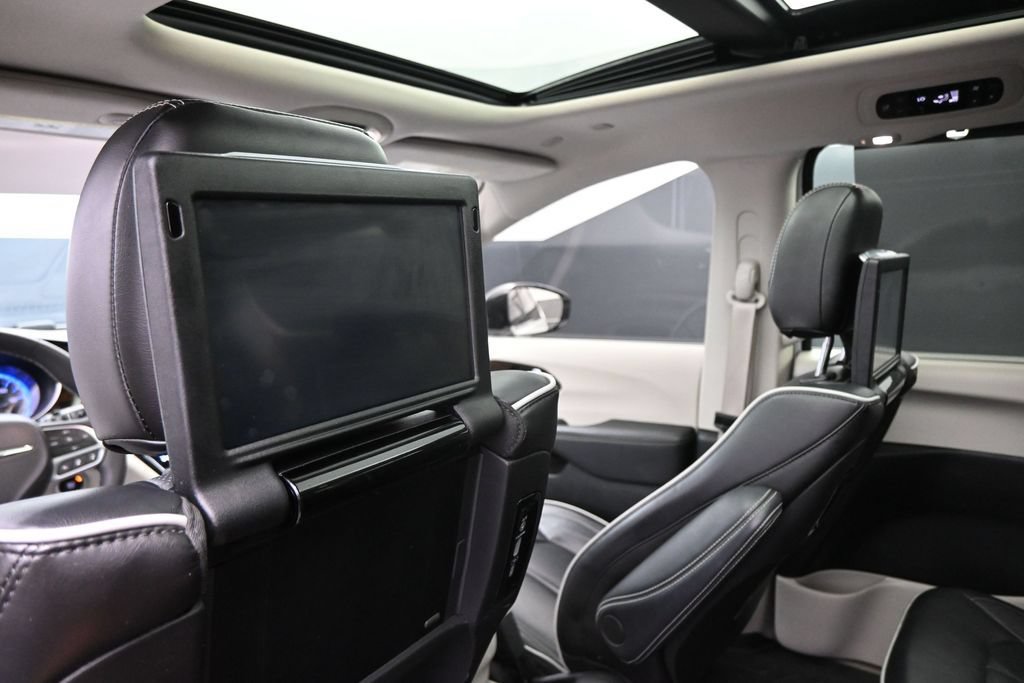 Used 2024 Chrysler Pacifica Limited w/ Uconnect Theater Family Group FWD image 27