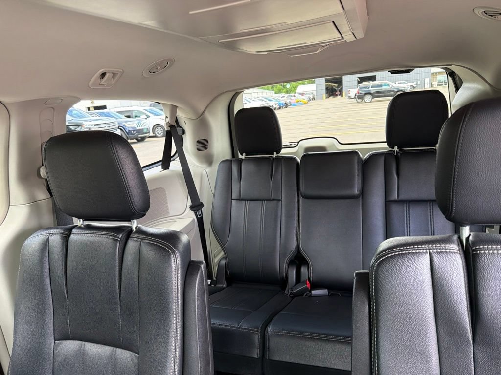 Used 2014 Chrysler Town & Country Touring FWD image 35