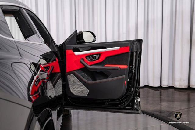 Used 2021 Lamborghini Urus AWD/4WD image 35