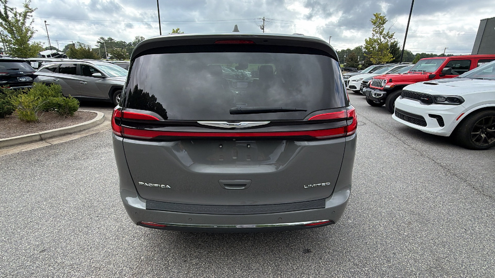 Used 2022 Chrysler Pacifica Limited FWD image 9