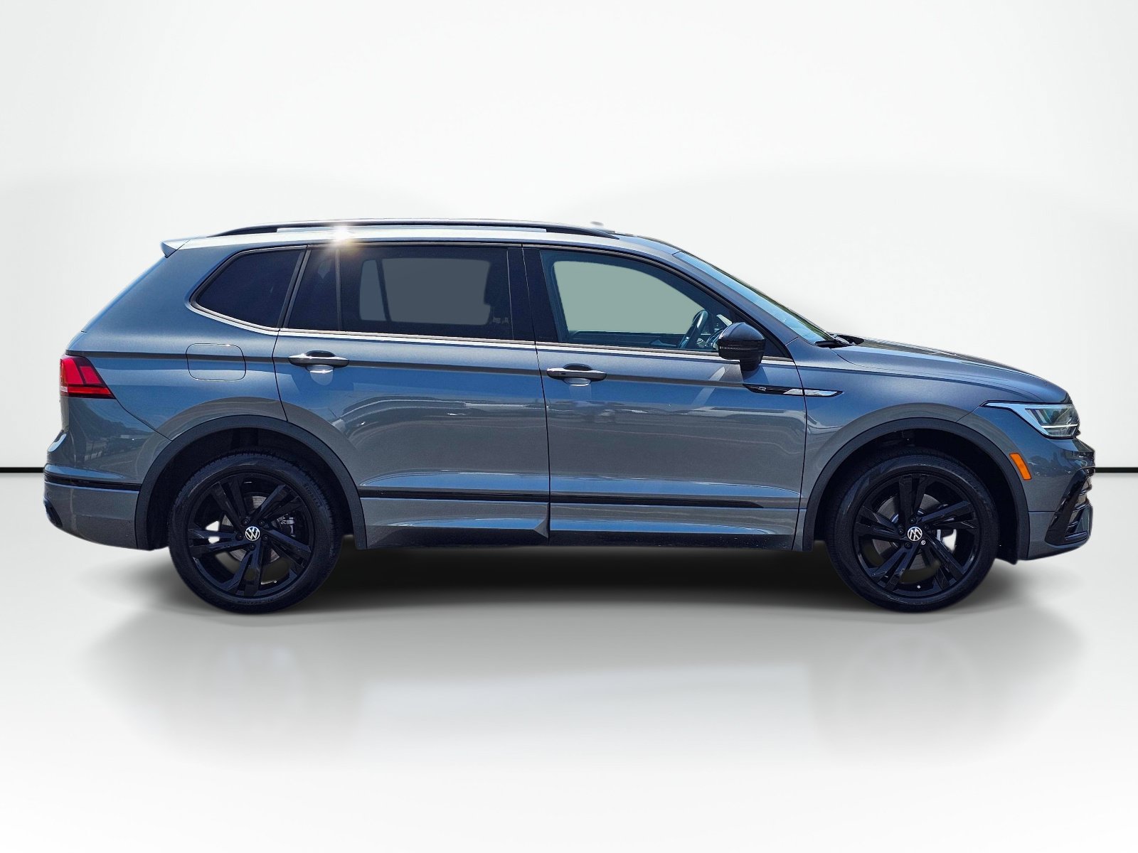 Used 2024 Volkswagen Tiguan SE R-Line AWD/4WD image 7