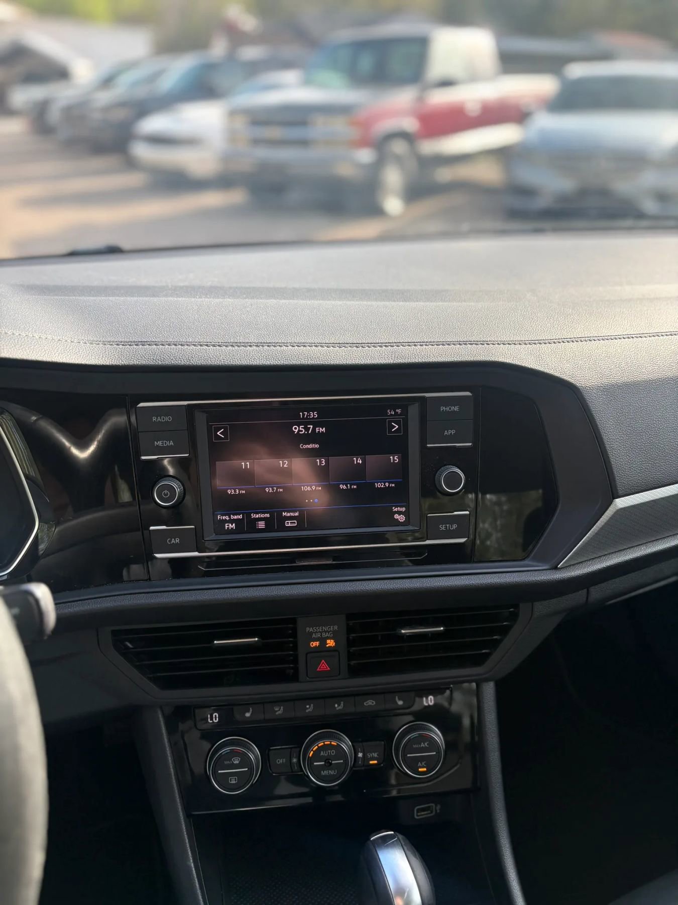 Used 2019 Volkswagen Jetta SE image 44