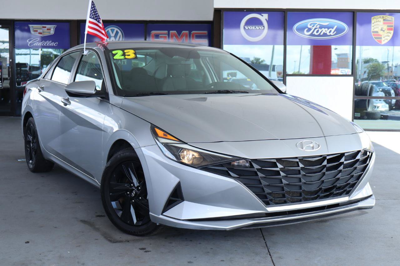 Used 2023 Hyundai Elantra SEL w/ Cargo Package FWD image 2