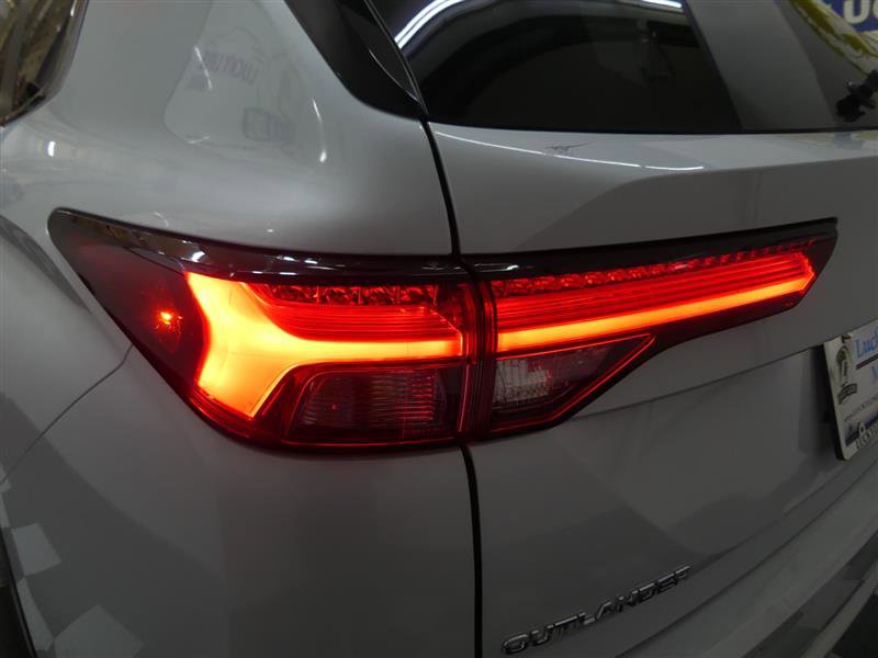 Used 2024 Mitsubishi Outlander SE AWD/4WD image 15