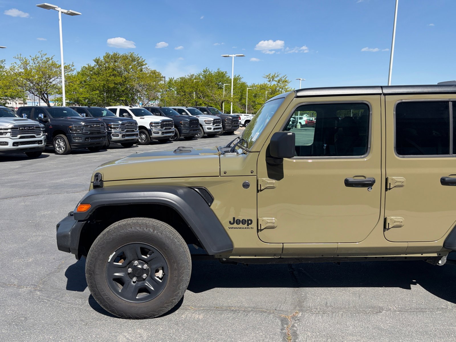 Used 2025 Jeep Wrangler Sport AWD/4WD image 9