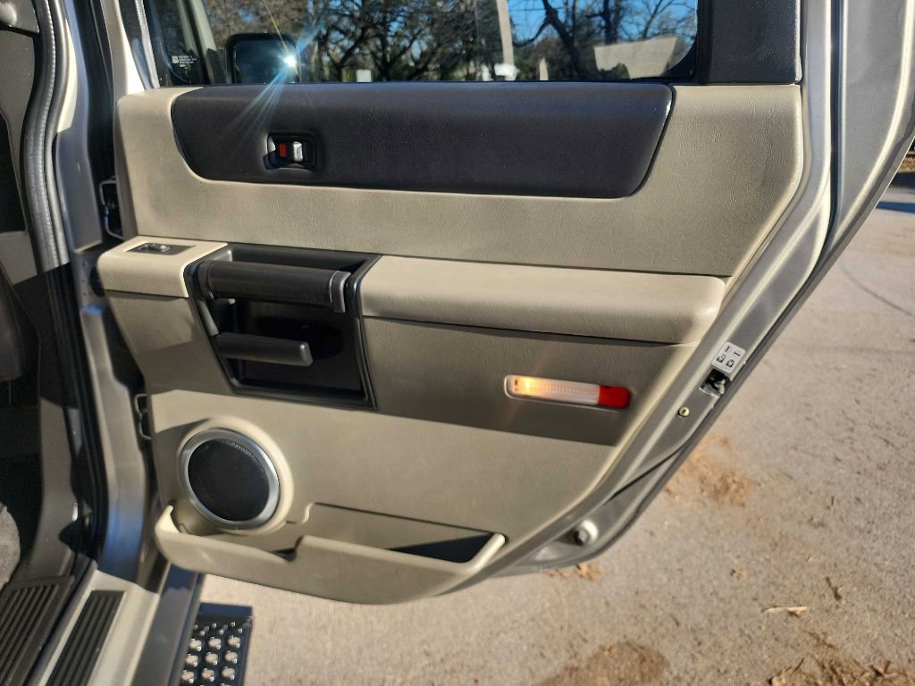 Used 2005 HUMMER H2 w/ Preferred Equipment Group image 29