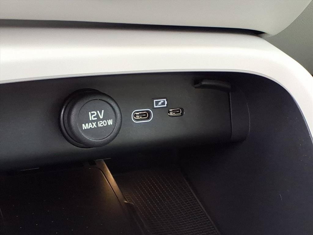 New 2026 Volvo XC40 B5 Plus w/ Protection Package Premier AWD/4WD image 24
