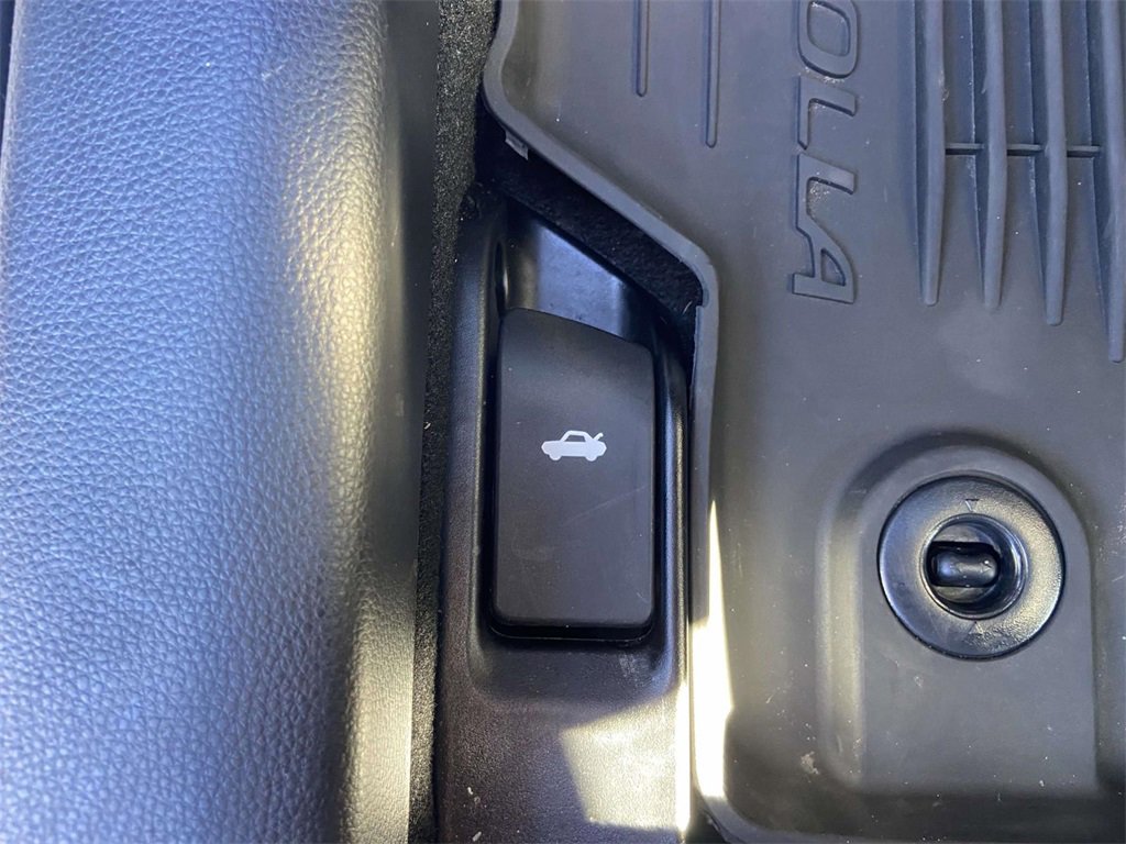 Used 2025 Toyota Corolla LE image 28