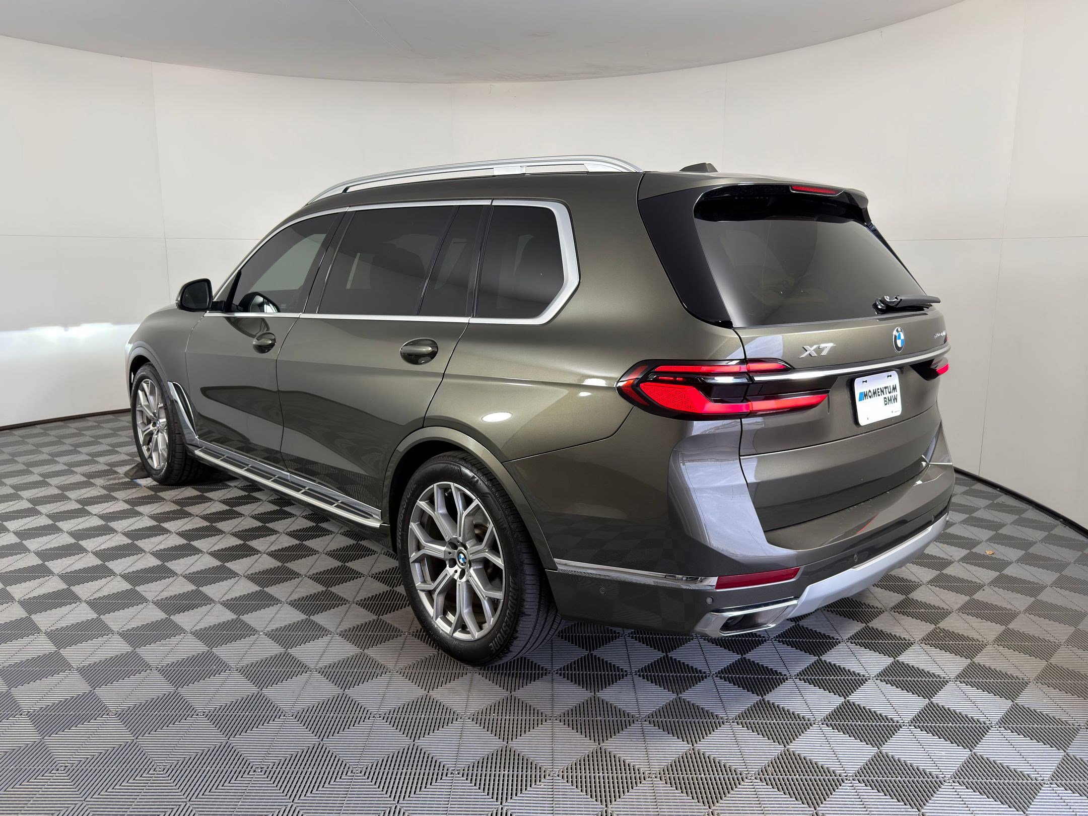 Used 2023 BMW X7 xDrive40i w/ Premium Package image 3