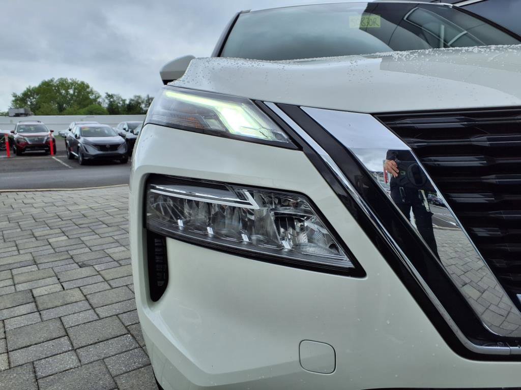 Used 2023 Nissan Rogue SV image 11