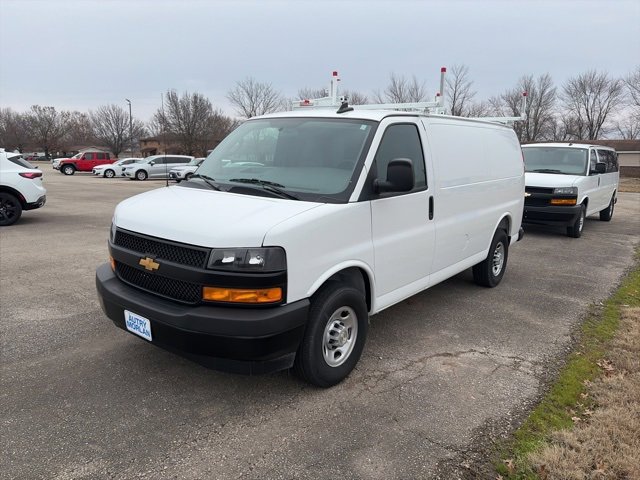 Used 2025 Chevrolet Express 3500 w/ Driver Convenience Package image 2