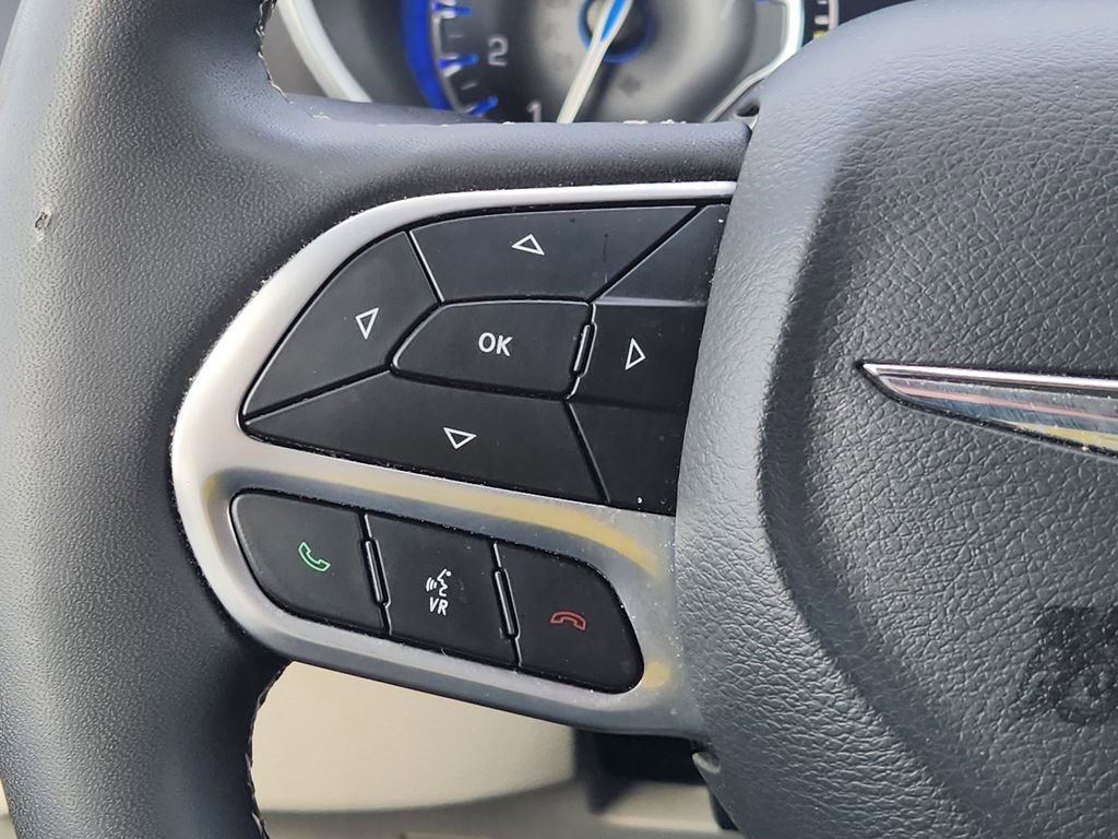 Used 2024 Chrysler Pacifica Touring-L image 27