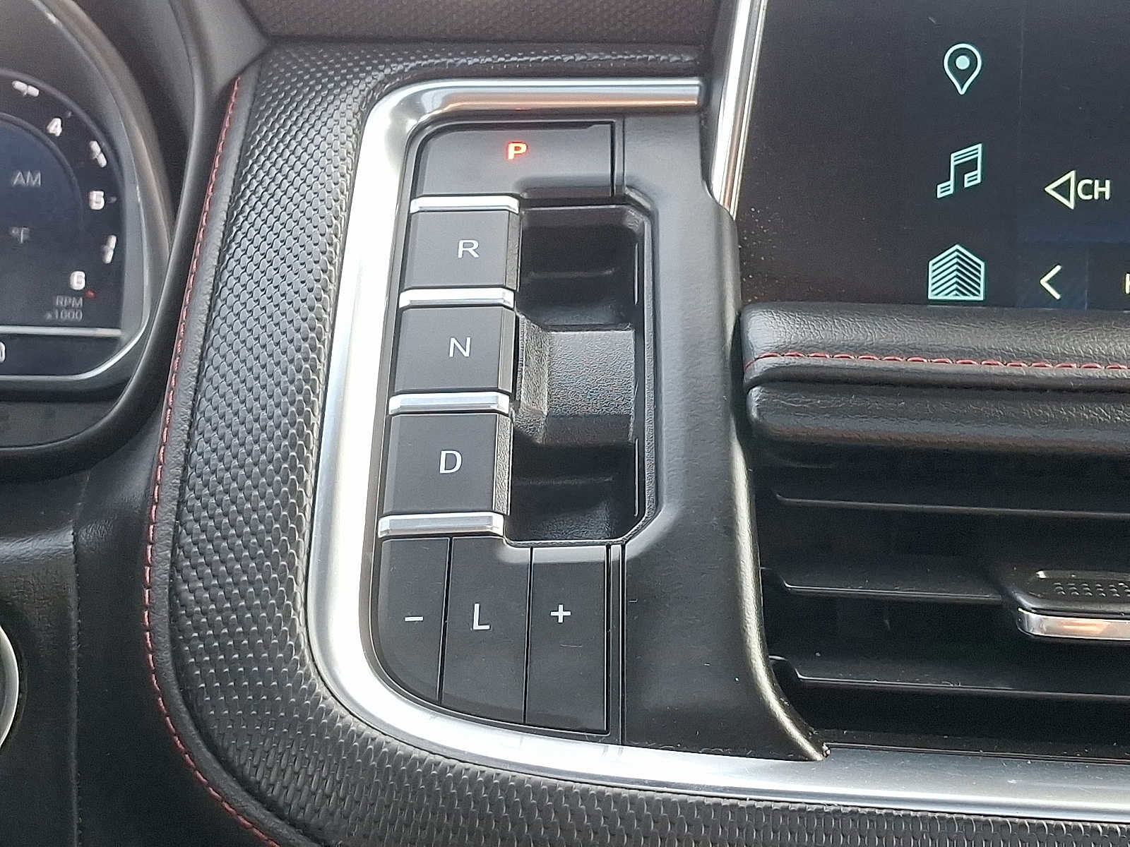 Used 2022 Chevrolet Suburban RST w/ Luxury Package image 17