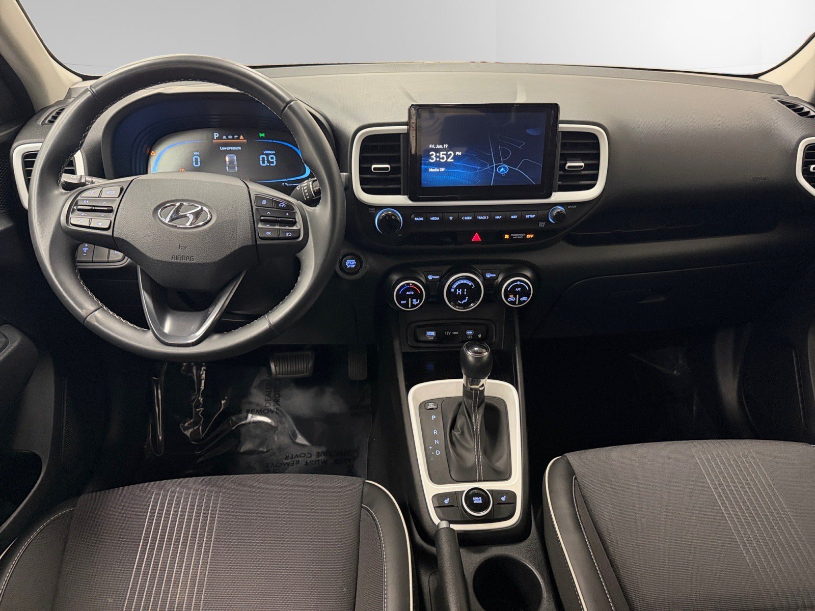 Used 2023 Hyundai Venue Limited FWD image 10