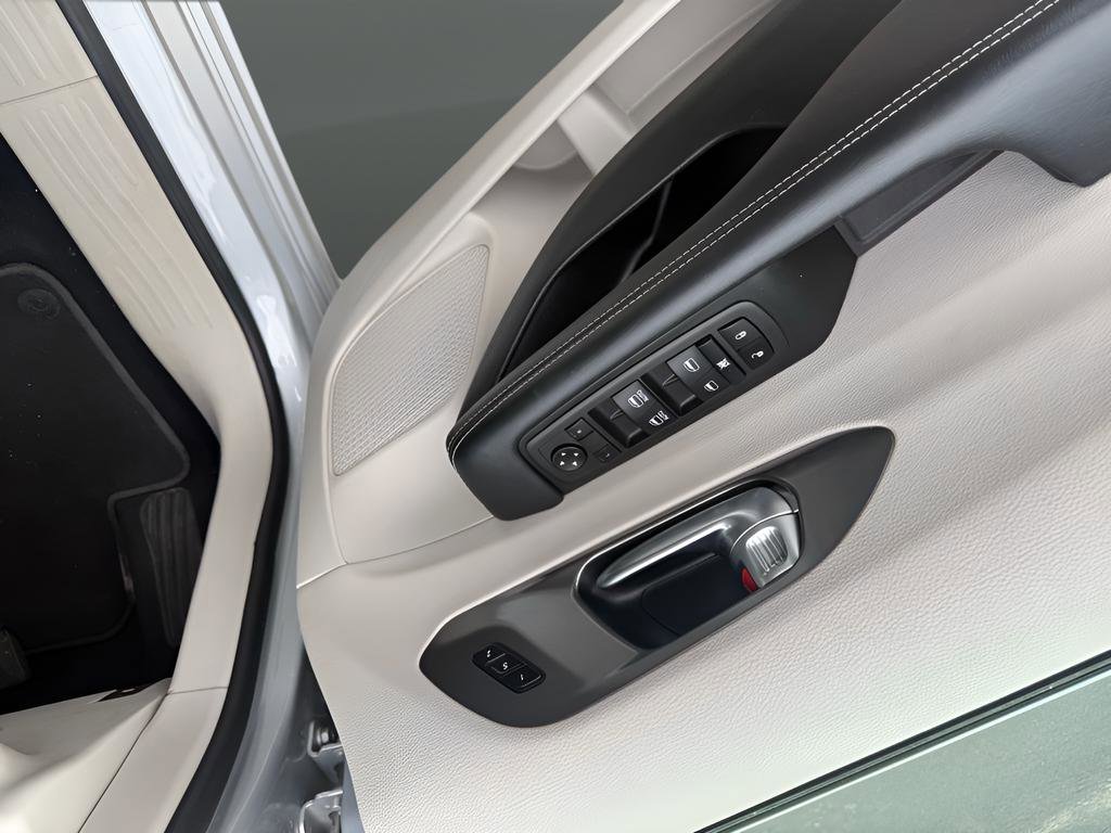 Used 2024 Chrysler Pacifica Touring-L image 14