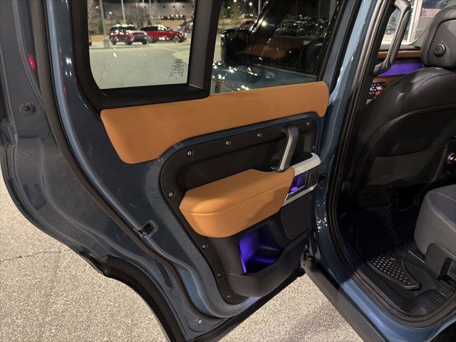 Used 2024 Land Rover Defender 110 X-Dynamic SE image 23