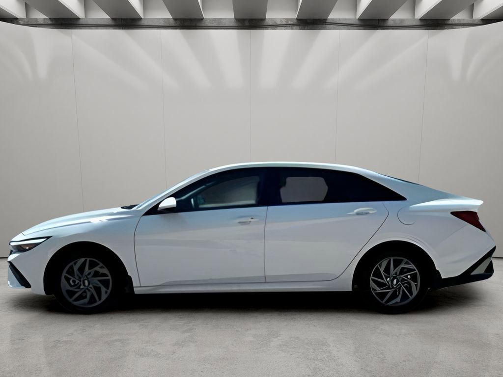 Used 2025 Hyundai Elantra Blue image 2