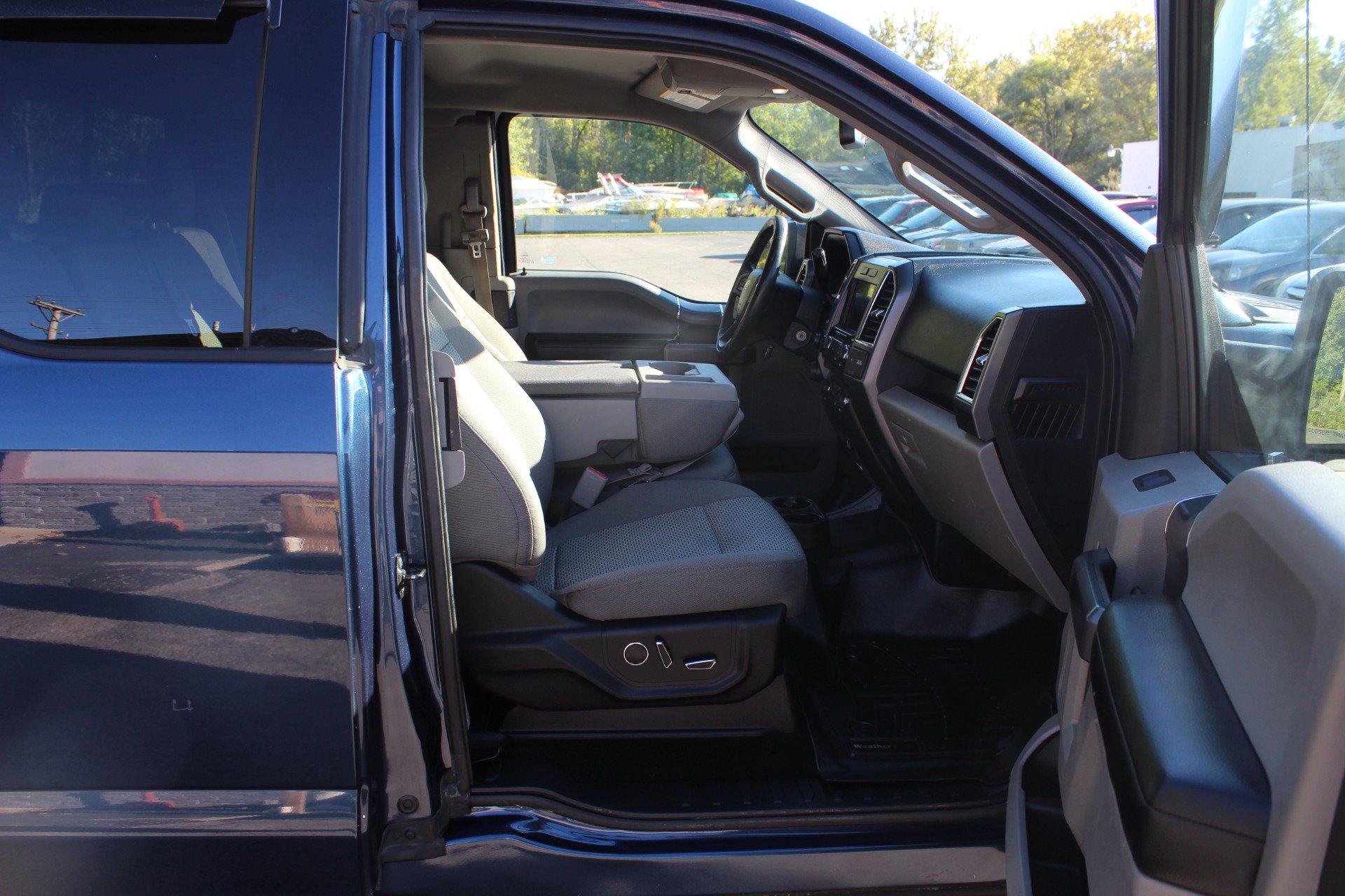 Used 2016 Ford F150 XLT w/ Equipment Group 302A Luxury AWD/4WD image 32