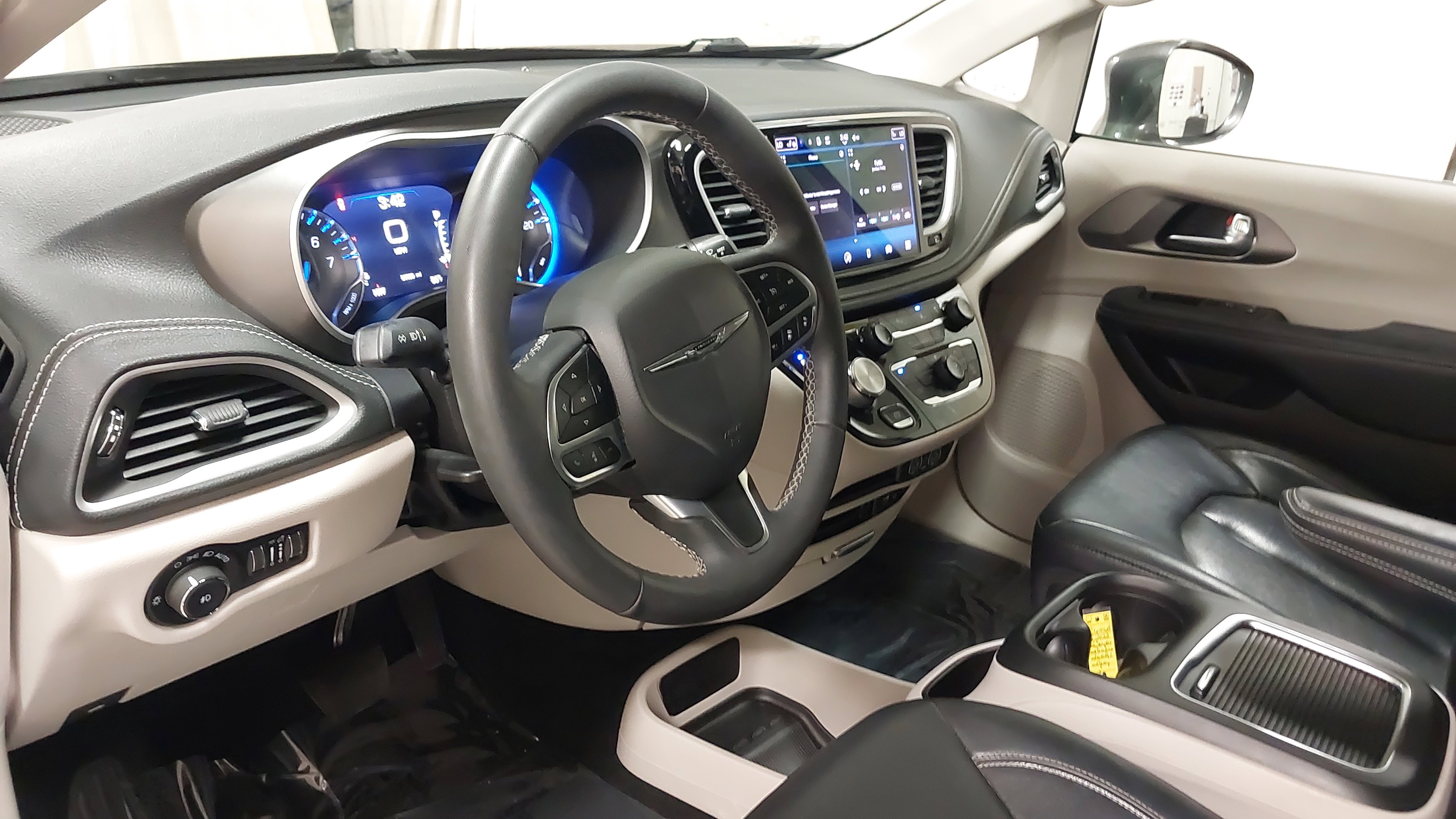 Used 2022 Chrysler Pacifica Touring-L image 18