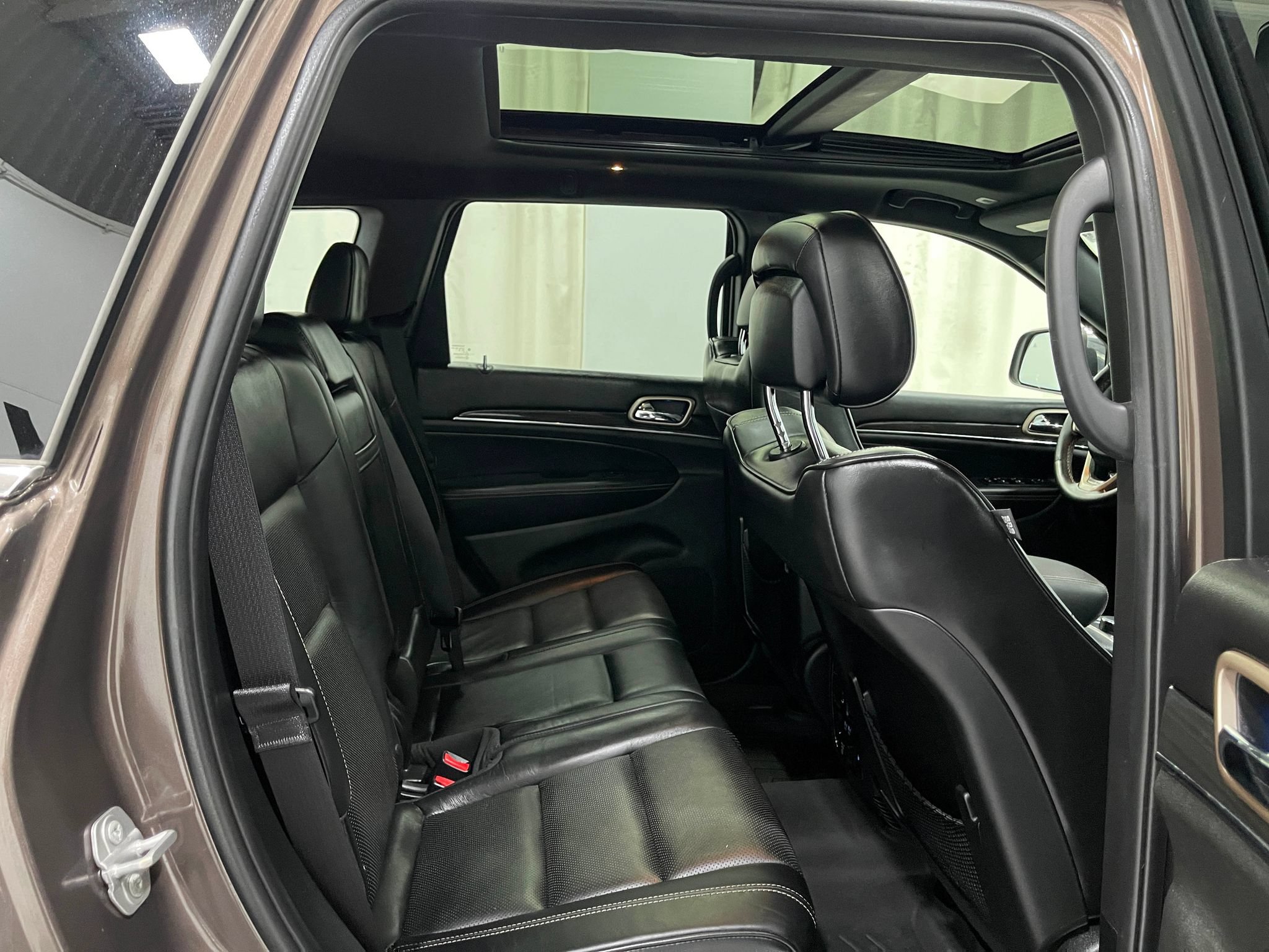 Used 2017 Jeep Grand Cherokee Overland AWD/4WD image 30