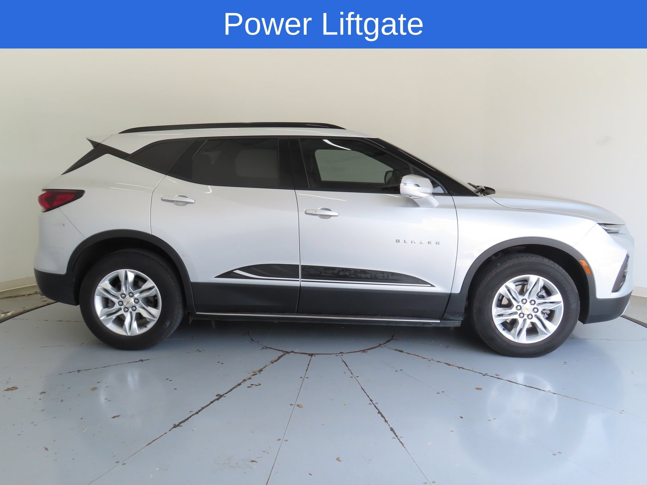 Used 2022 Chevrolet Blazer LT w/ Sound & Technology Package FWD image 2