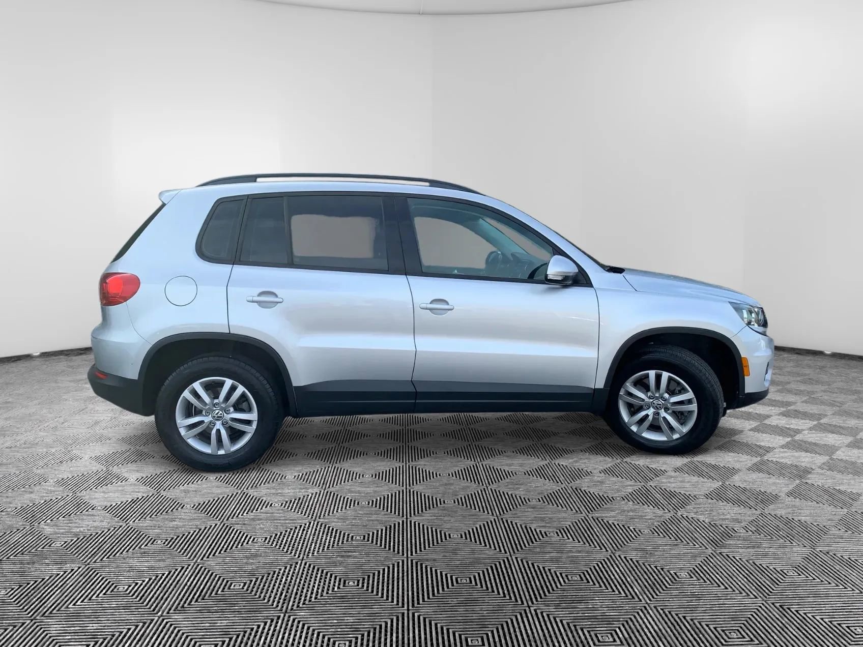 Used 2015 Volkswagen Tiguan S image 5