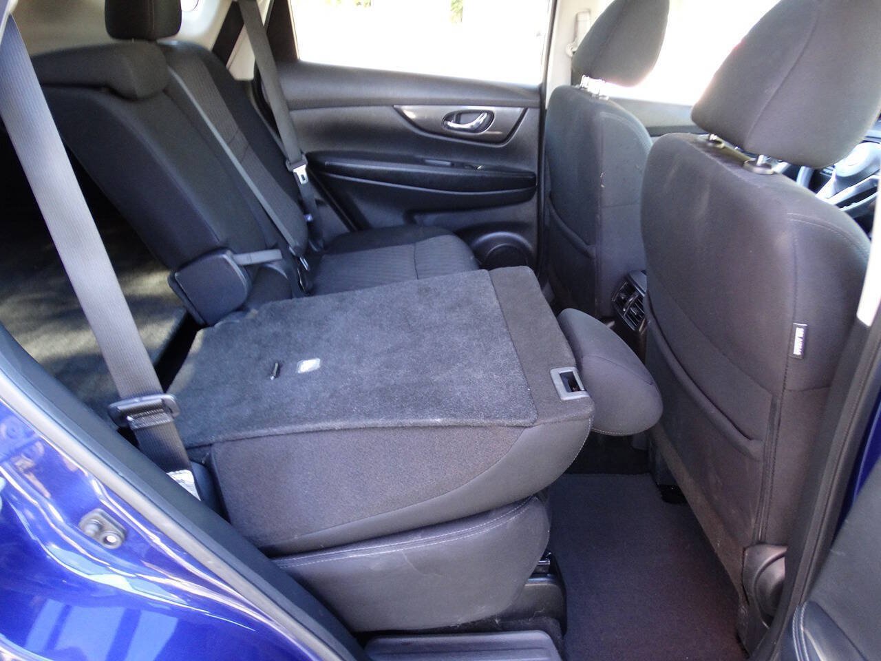 Used 2020 Nissan Rogue AWD w/ SV Moonroof Package image 39
