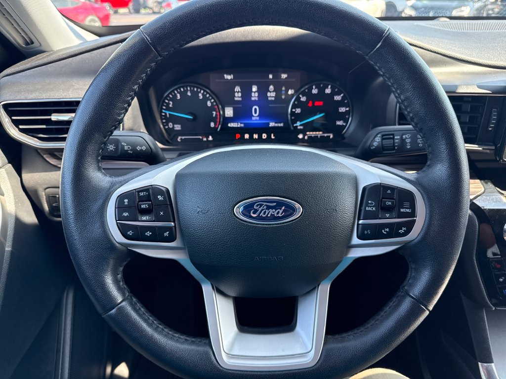 Used 2023 Ford Explorer Limited w/ Equipment Group 301A AWD/4WD image 11