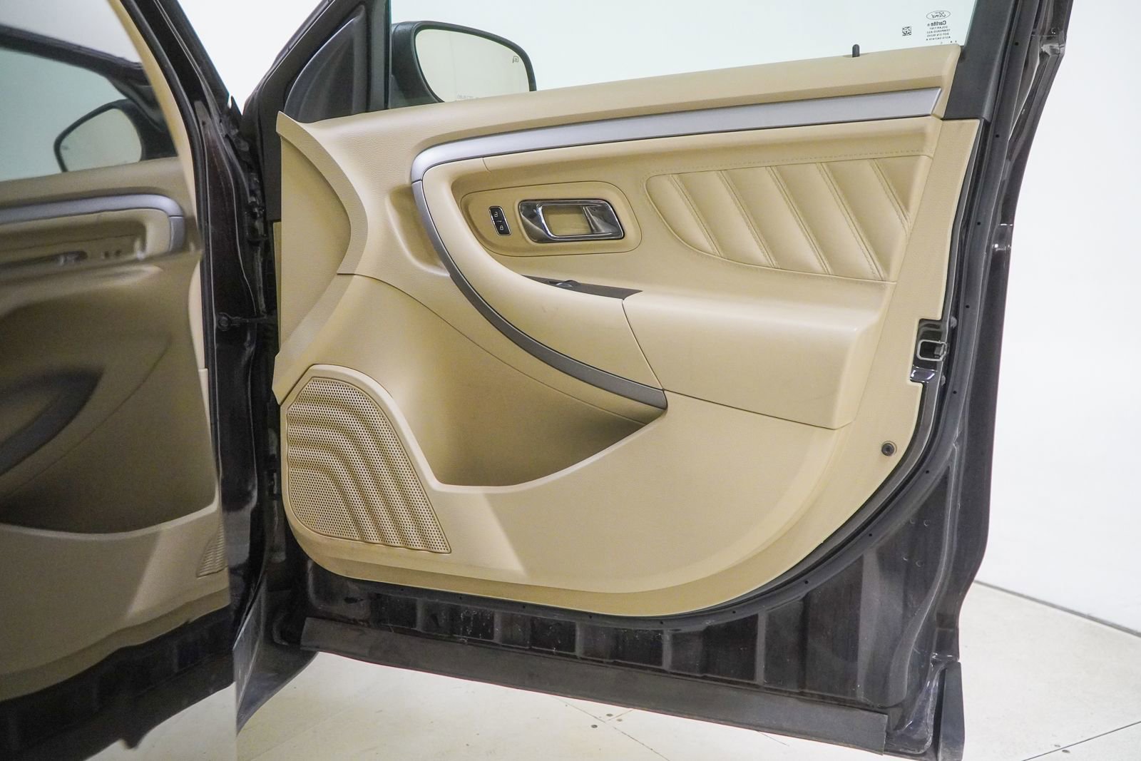 Used 2014 Ford Taurus SE FWD image 30