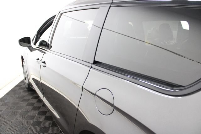 Used 2019 Chrysler Pacifica Touring-L w/ S Appearance Package FWD image 7