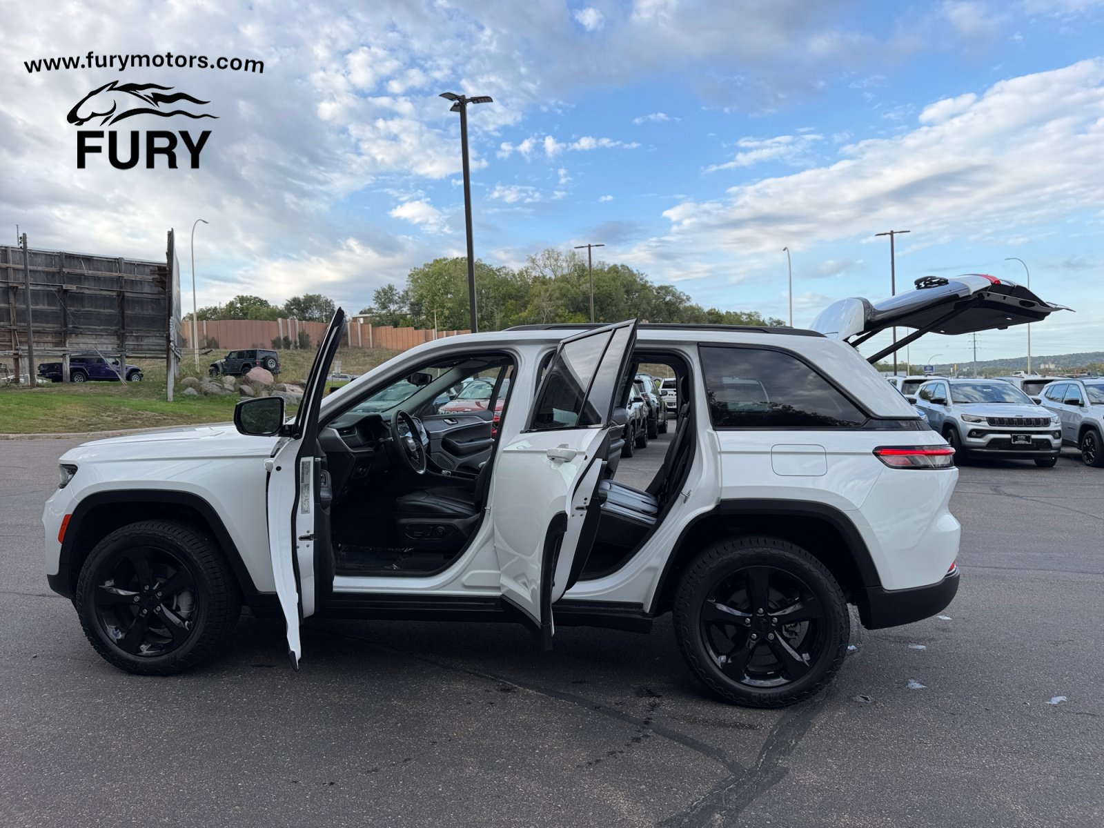 Used 2023 Jeep Grand Cherokee Limited w/ Black Appearance Package AWD/4WD image 32