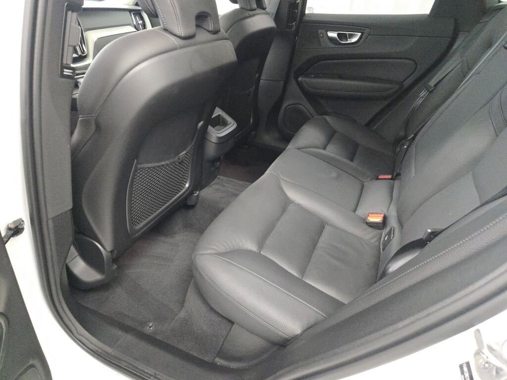 Used 2025 Volvo XC60 B5 Plus image 21