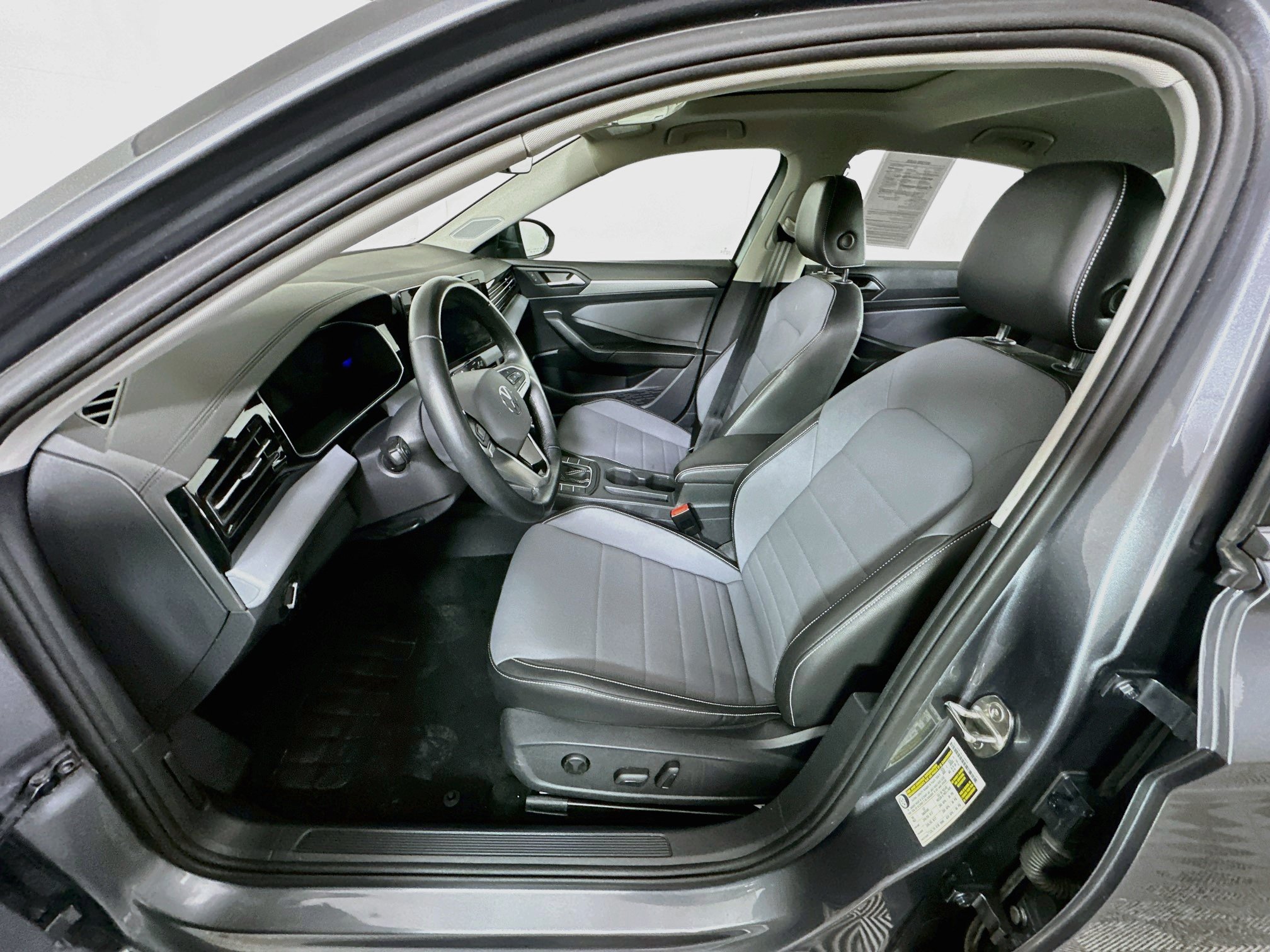 Used 2025 Volkswagen Jetta SE FWD image 13