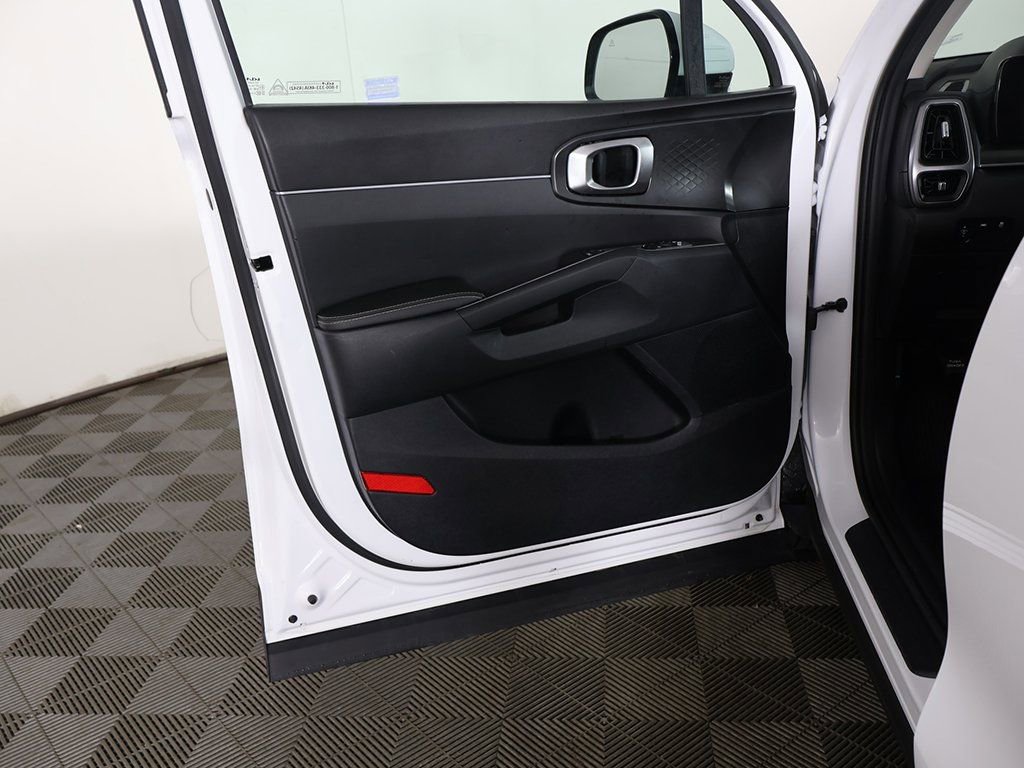 Used 2023 Kia Sorento LX image 20