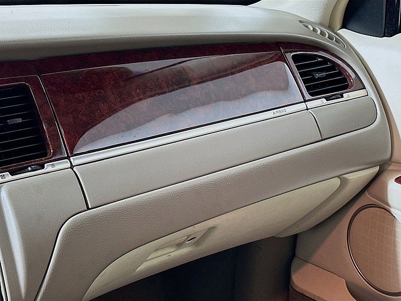 Used 2004 Lincoln Town Car Signature RWD image 20