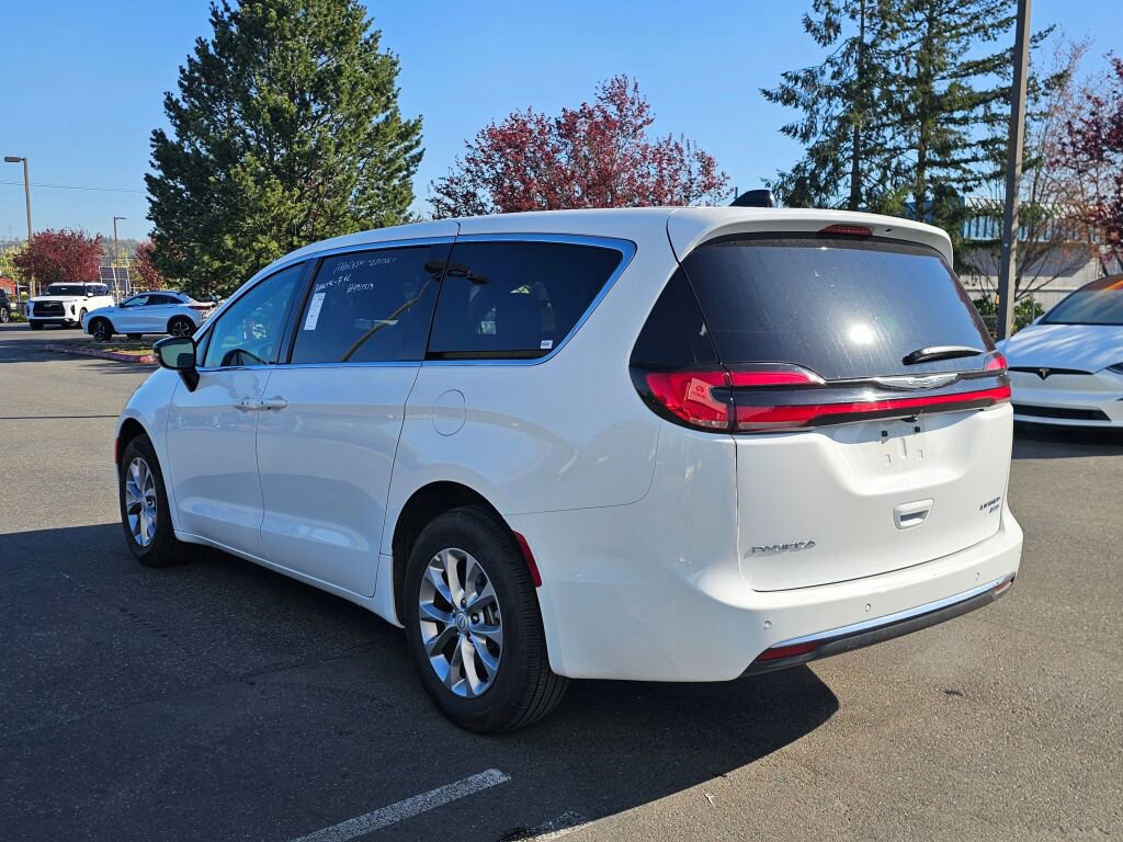 Used 2026 Chrysler Pacifica Limited image 5