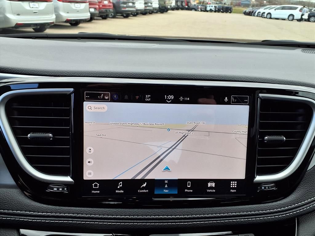 New 2026 Chrysler Pacifica Limited w/ Trailer Tow Group AWD/4WD image 32