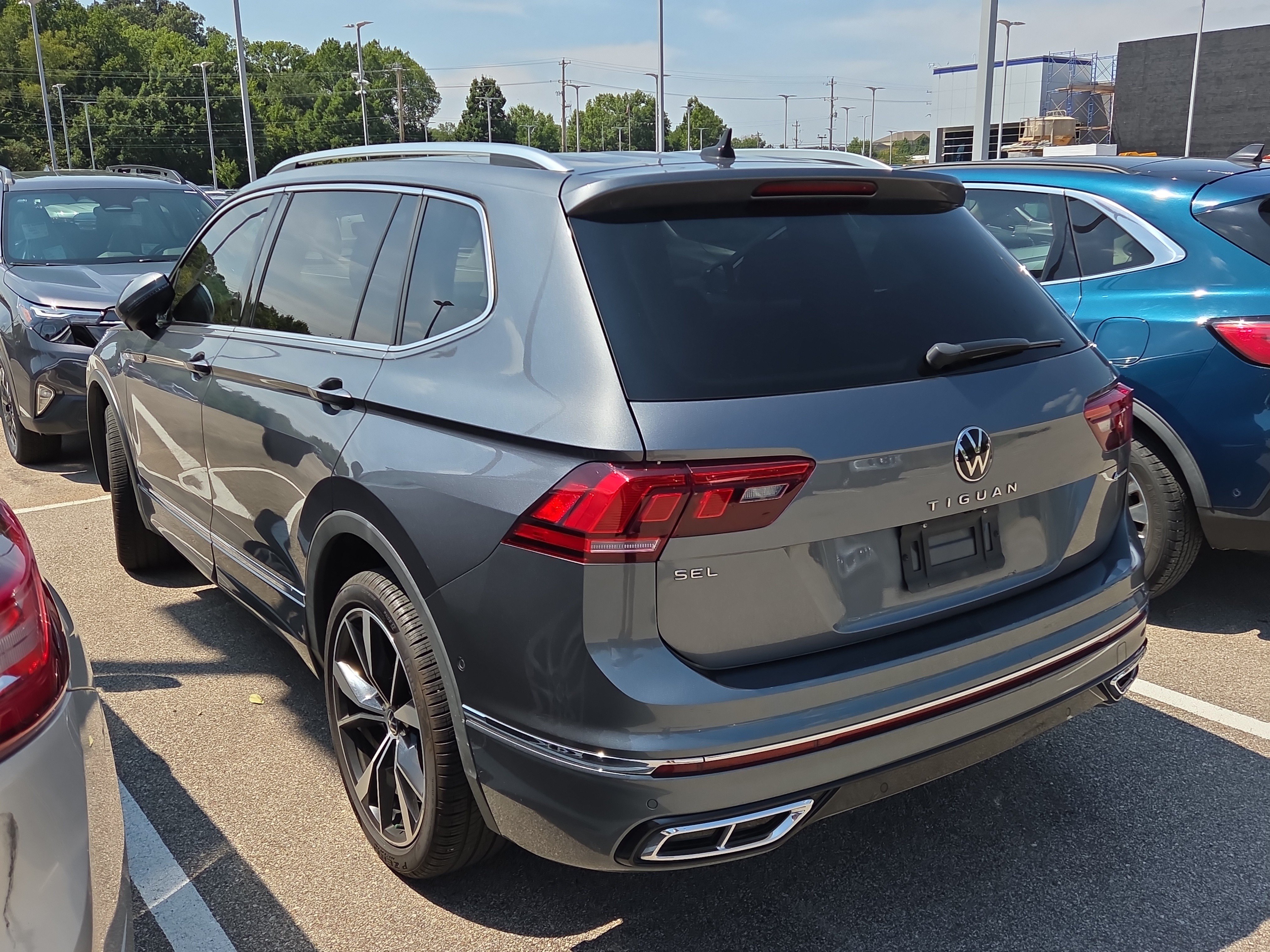 Used 2022 Volkswagen Tiguan SEL R-Line AWD/4WD image 4