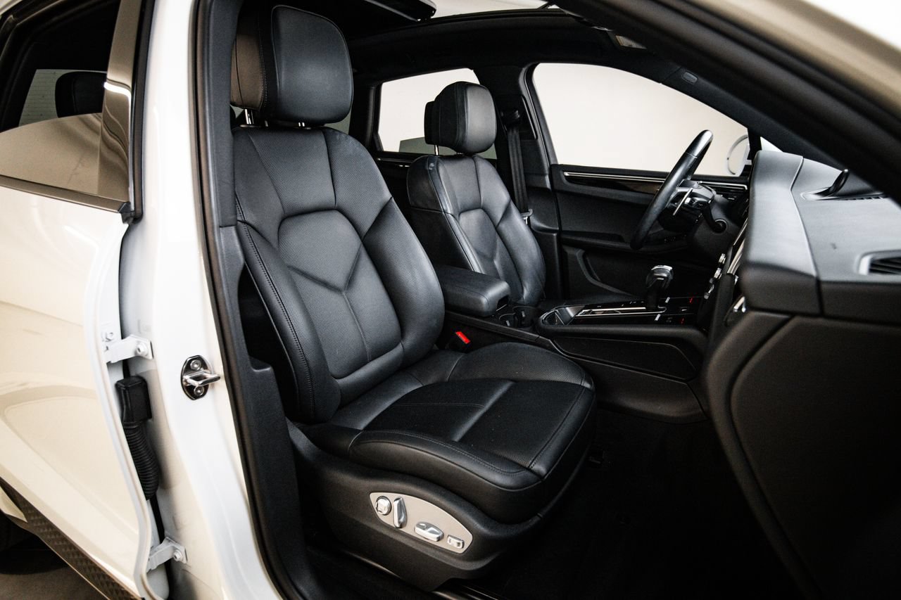 Certified 2023 Porsche Macan AWD/4WD image 29